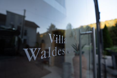 Glaseingangstür der Villa Waldesruh mit Schriftzug