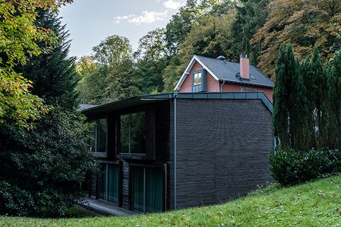 Die Villa Waldesruh im grünen Park, umgeben von Bäumen