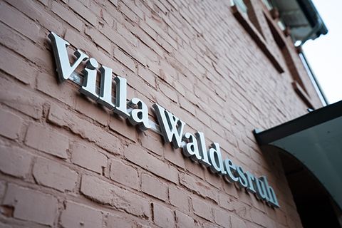 Schriftzug Villa Waldesruh an der Backsteinfassade