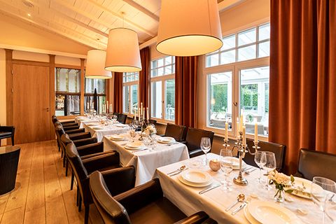 Festlich gedeckte Tafel bei warmem Abendlicht