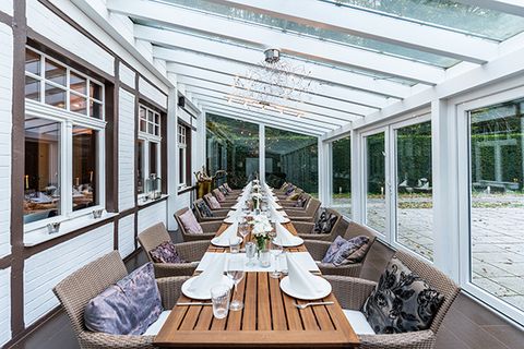 Gedeckte Tafel im Wintergarten der Villa Waldesruh